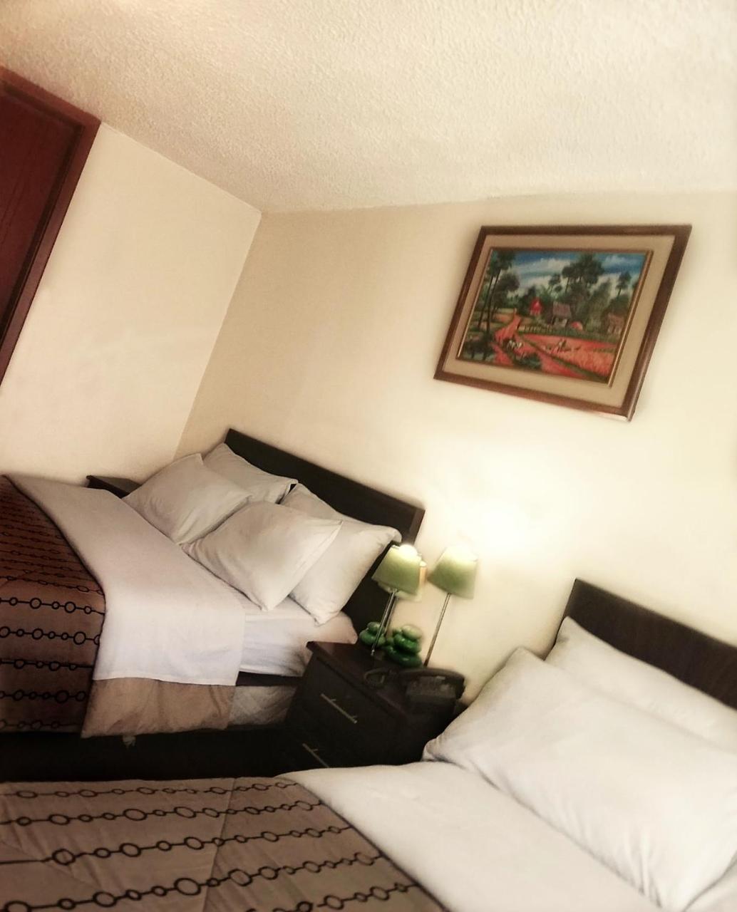 Hostal El Roble Quito Exterior photo